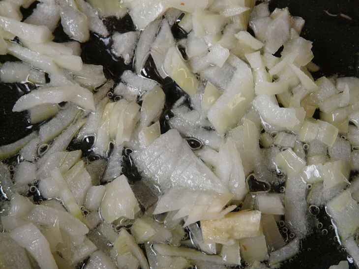 Шефы не договаривают: щепотка этого продукта — и ваш лук станет медово-золотым за минуты