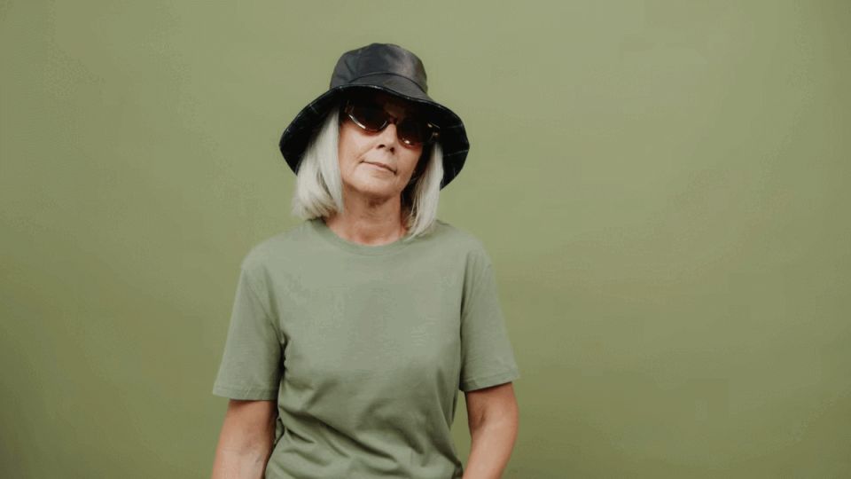 Футболки для женщин 50+: 8 ошибок при носке — как исправить, чтобы выглядеть стильно