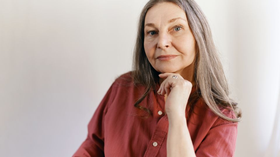 Женщины в 60+ могут показать всем, что такое настоящий шик: что носить дамам элегантного возраста — вещи, омолаживающие образ