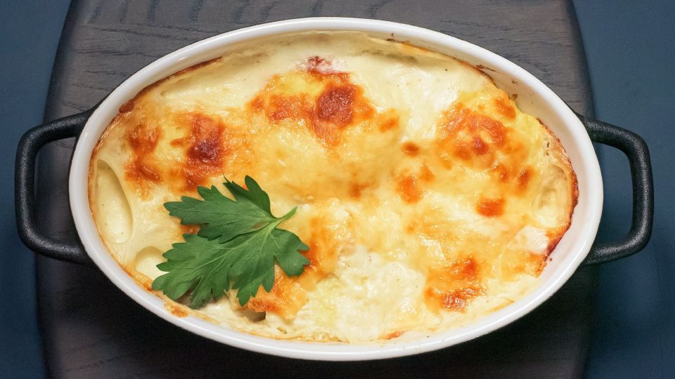 Нежная картофельная запеканка насытит всю семью: готовится на скорую руку