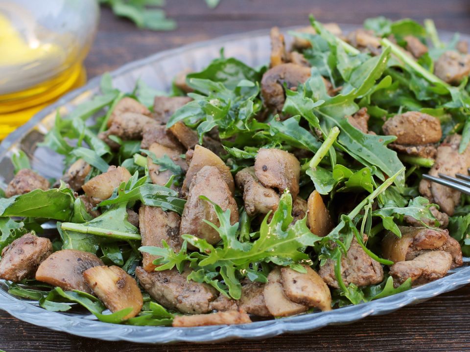 Пробуйте меньше зелени: как сбалансированный салат с куриной печенью и рукколой изменит ваше представление о здоровой еде