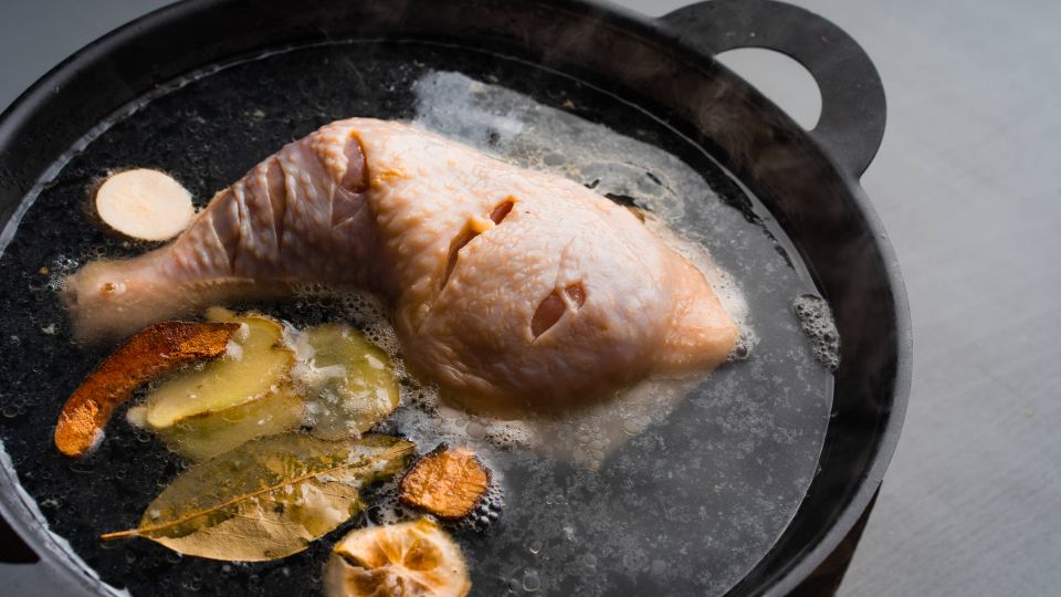 Всего одна деталь сделает мясо из бульона шедеврально сочным: похвалит даже свекровь