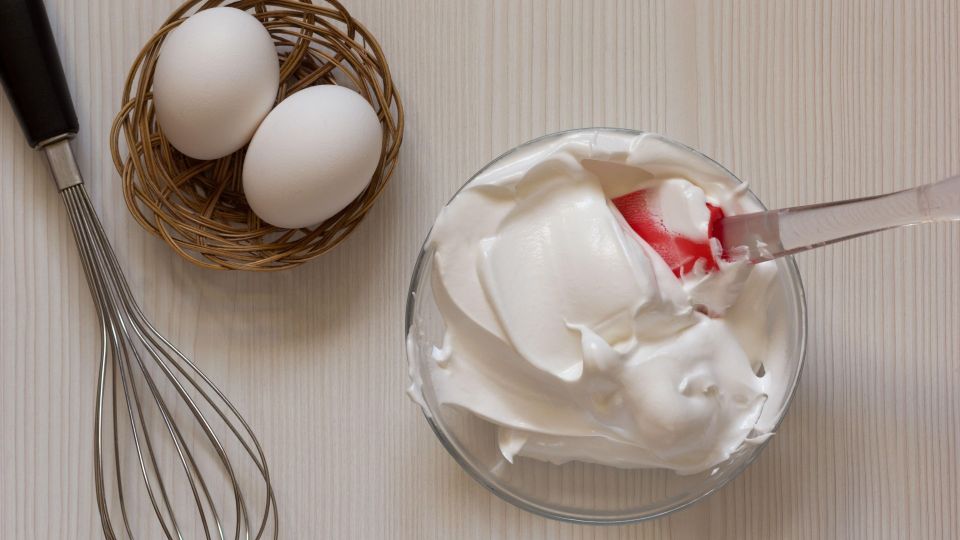 Так не нужно взбивать белки: хитрость от бабушек может все испортить