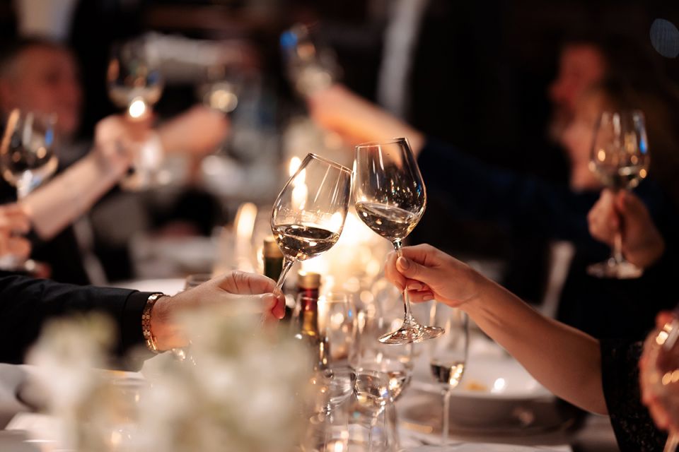 Пробковый сбор: как начать приносить вино в рестораны