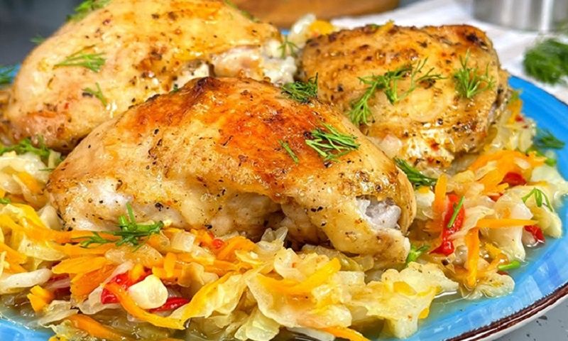 Ужин без забот: как быстро приготовить куриные бедра с овощами