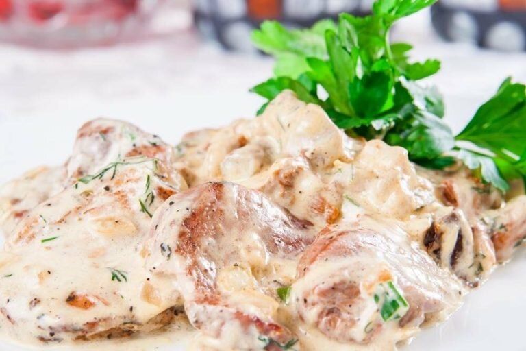 Сочная буженина с винным маринадом и сырной корочкой — простой путь к уютному блюду