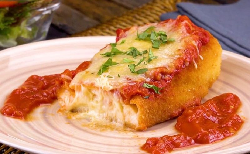 Куриные грудки-конвертики с сырной начинкой: простой и яркий вечерний рецепт