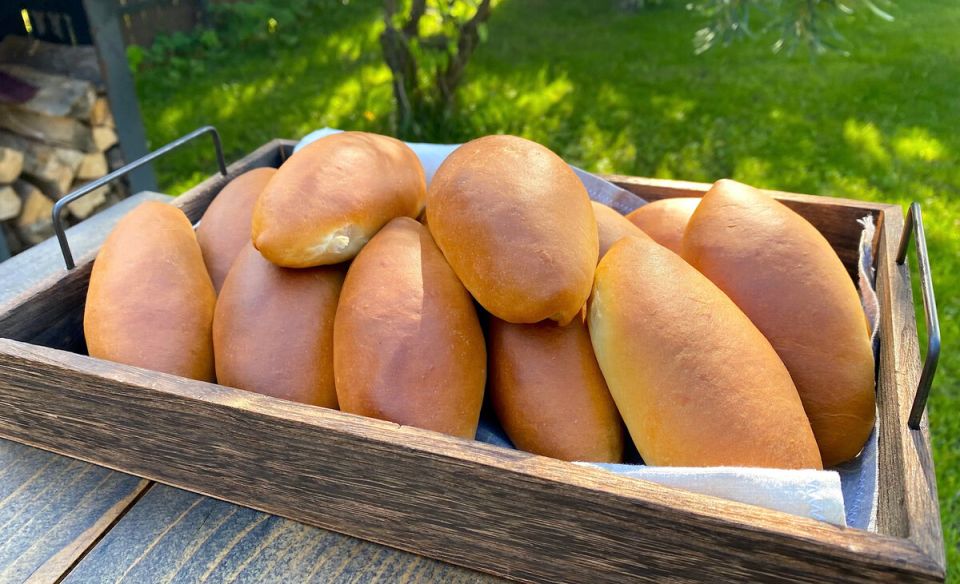 Пирожки с картошкой и сосисками как спокойный выход из бытовой суеты