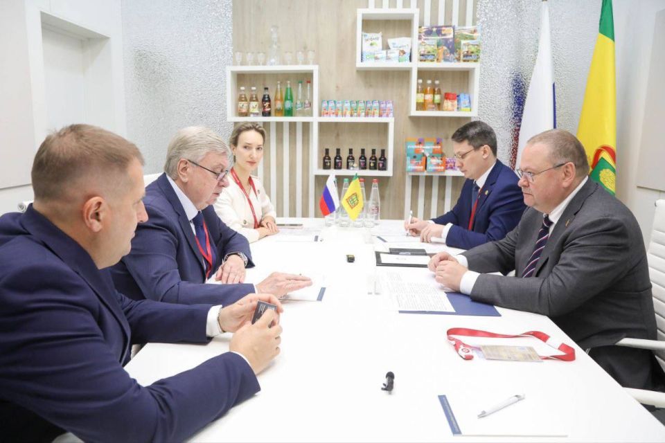 Олег Мельниченко: На площадке ПМЭФ обсудили с ректором МГИМО МИД России Анатолием Васильевичем Торкуновым вопросы повышения квалификации государственных и муниципальных служащих