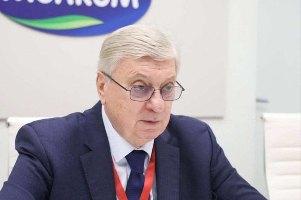 Олег Мельниченко: На площадке ПМЭФ обсудили с ректором МГИМО МИД России Анатолием Васильевичем Торкуновым вопросы повышения квалификации государственных и муниципальных служащих