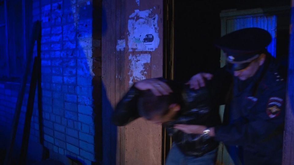 Тайник в заброшенном доме. Житель Нижнеломовского района задержан с крупной партией наркотиков