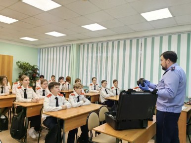 Сотрудники следственного управления провели занятие с учащимися кадетского класса