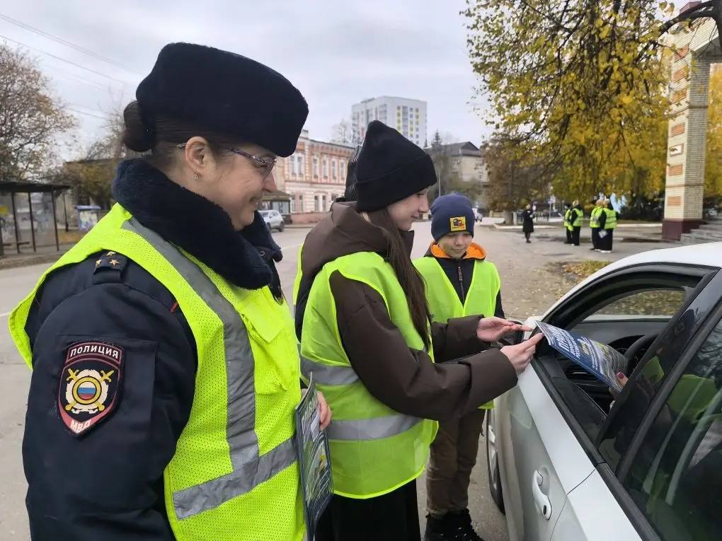 Сотрудники Госавтоинспекции города Кузнецк с участниками отряда ЮИД провели акцию «Соблюдай ПДД» Сотрудники Госавтоинспекции города Кузнецк с участниками отряда ЮИД провели акцию «Соблюдай ПДД»