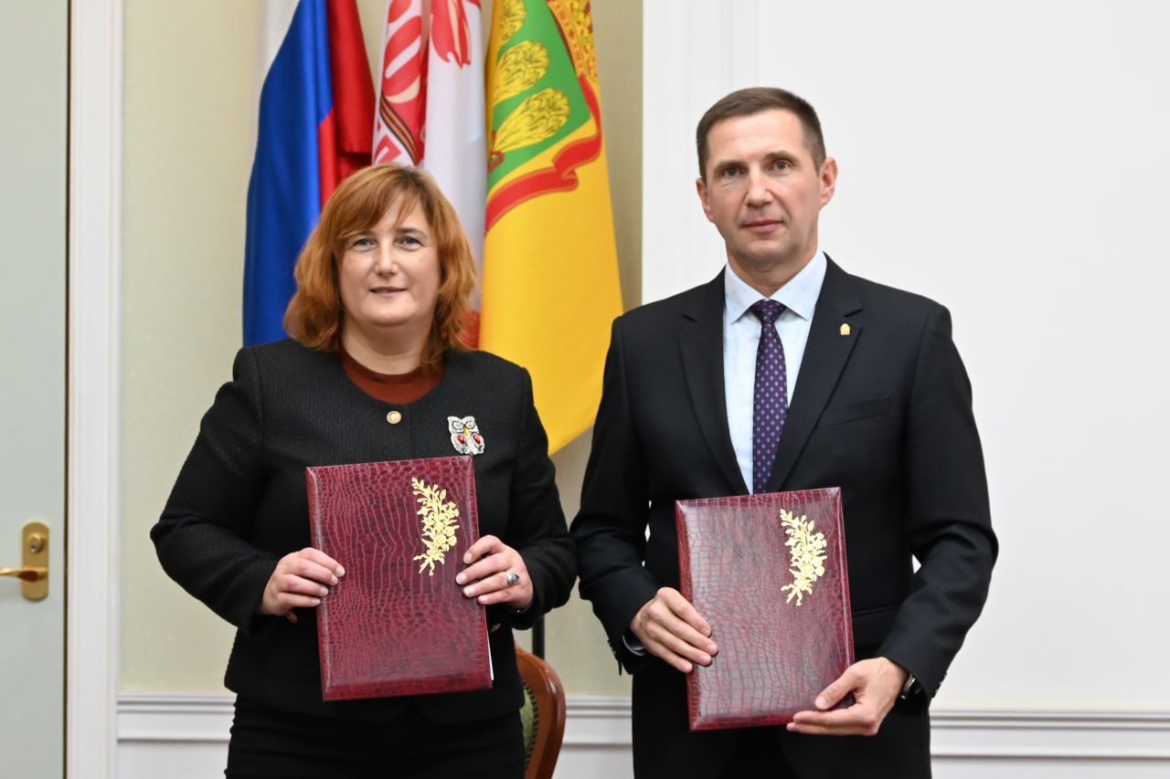 Олег Денисов: С руководителем пензенского филиала фонда «Защитники Отечества» Ольгой Борисовной Клейменовой подписали соглашение о сотрудничестве между городской администрацией и некоммерческой организацией Олег Денисов: С руководителем пензенского филиала фонда «Защитники Отечества» Ольгой Борисовной Клейменовой подписали соглашение о сотрудничестве между городской администрацией и некоммерческой организацией