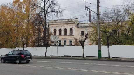 Здание бывшего военного госпиталя на улице Кирова, 17, ждет восстановление