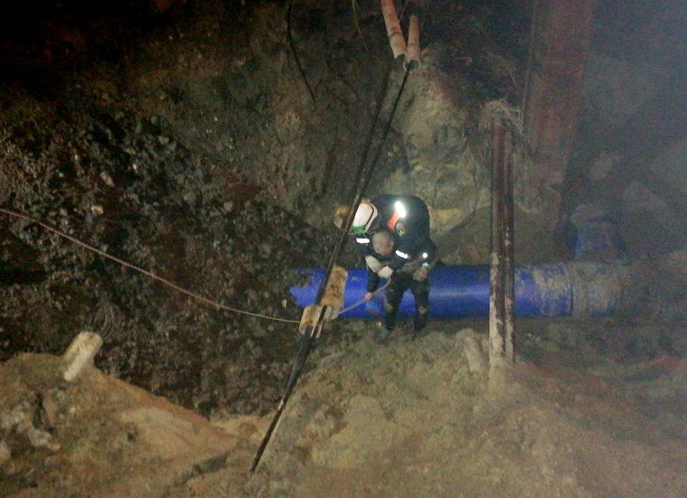 Спасатели помогли мужчине, который упал в котлован глубиной около 4 метров