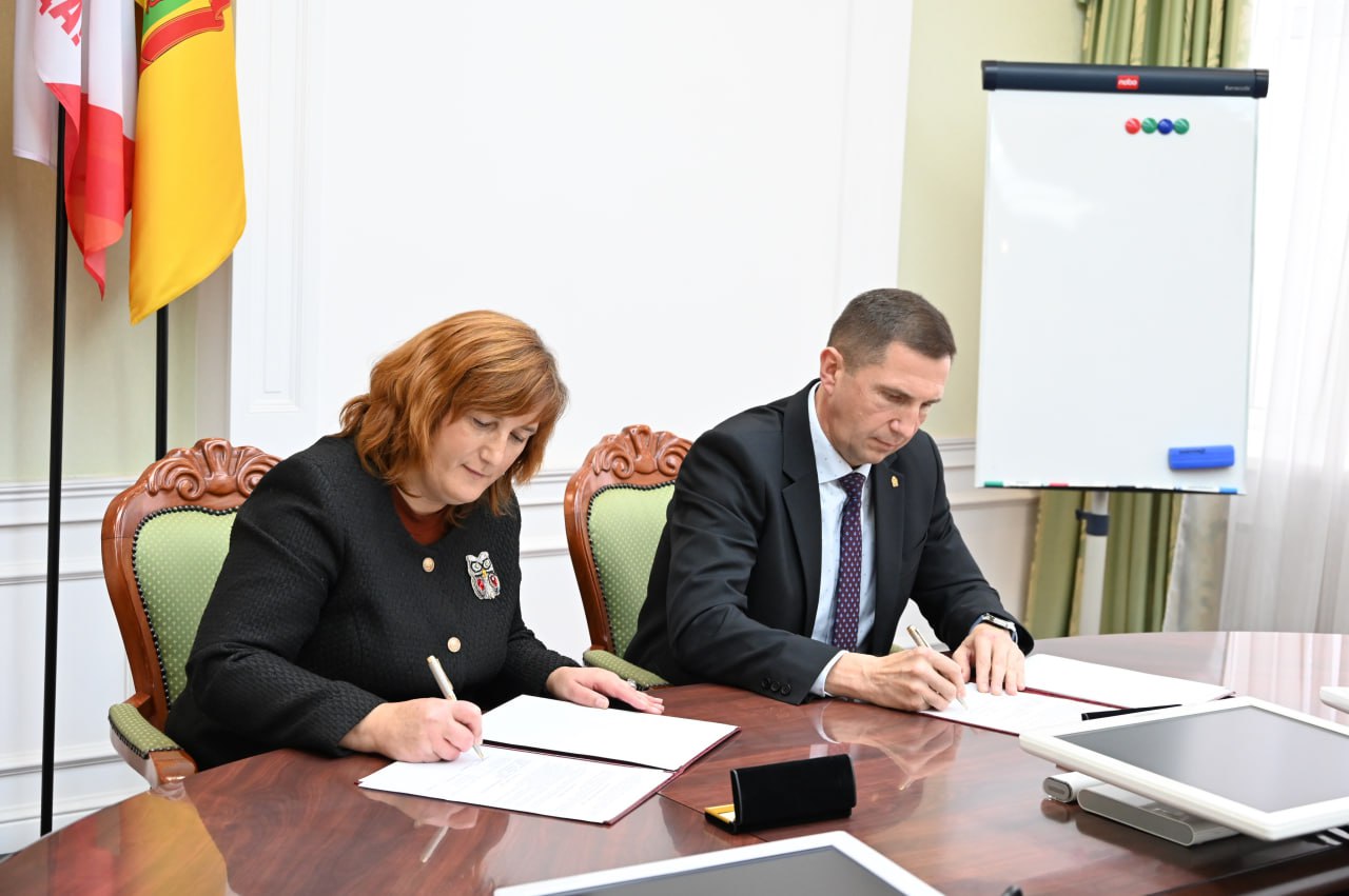 Олег Денисов: С руководителем пензенского филиала фонда «Защитники Отечества» Ольгой Борисовной Клейменовой подписали соглашение о сотрудничестве между городской администрацией и некоммерческой организацией