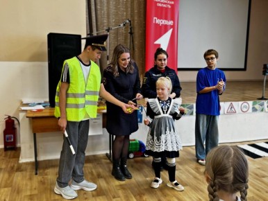 Сотрудники Госавтоинспекции Шемышейского района совместно с «Движением Первых» и отрядом «ТИГР» провели «посвящение в пешеходы» для первоклассников Шемышейской школы