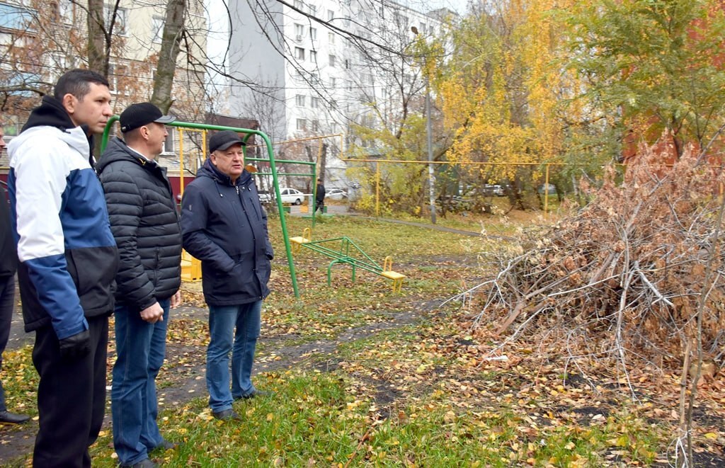 Олег Денисов проверил состояние благоустройства дворовых территорий на улице Карпинского Олег Денисов проверил состояние благоустройства дворовых территорий на улице Карпинского
