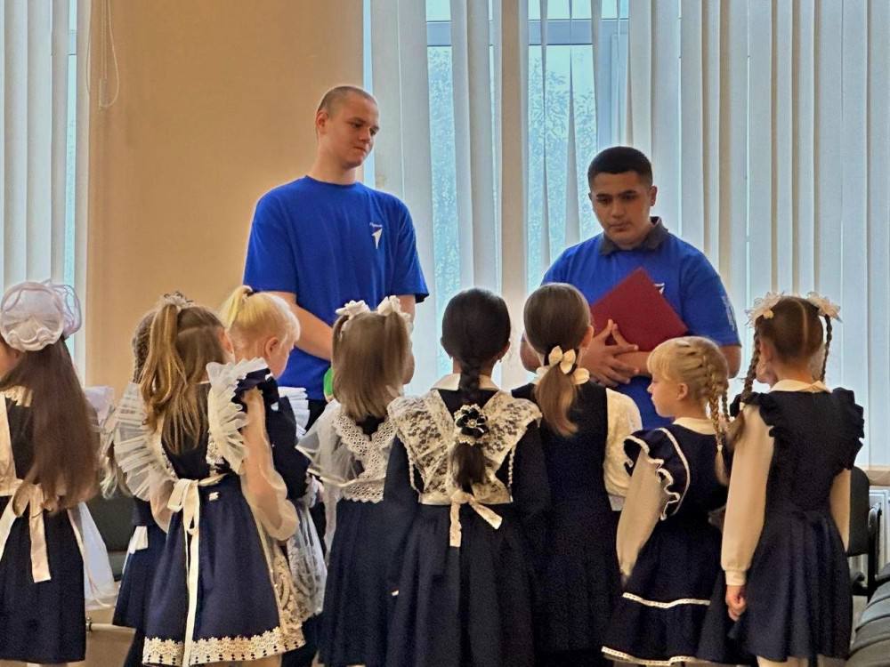 Сотрудники Госавтоинспекции Шемышейского района совместно с «Движением Первых» и отрядом «ТИГР» провели «посвящение в пешеходы» для первоклассников Шемышейской школы Сотрудники Госавтоинспекции Шемышейского района совместно с «Движением Первых» и отрядом «ТИГР» провели «посвящение в пешеходы» для первоклассников Шемышейской школы