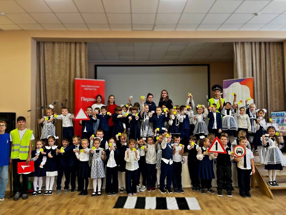 Сотрудники Госавтоинспекции Шемышейского района совместно с «Движением Первых» и отрядом «ТИГР» провели «посвящение в пешеходы» для первоклассников Шемышейской школы Сотрудники Госавтоинспекции Шемышейского района совместно с «Движением Первых» и отрядом «ТИГР» провели «посвящение в пешеходы» для первоклассников Шемышейской школы
