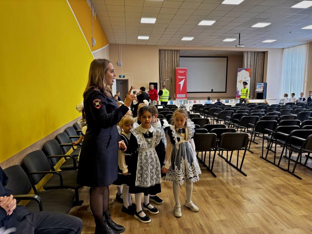 Сотрудники Госавтоинспекции Шемышейского района совместно с «Движением Первых» и отрядом «ТИГР» провели «посвящение в пешеходы» для первоклассников Шемышейской школы Сотрудники Госавтоинспекции Шемышейского района совместно с «Движением Первых» и отрядом «ТИГР» провели «посвящение в пешеходы» для первоклассников Шемышейской школы