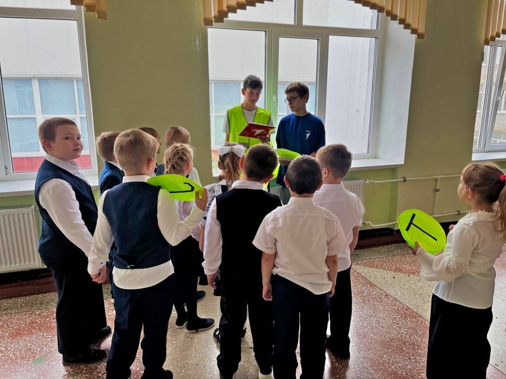 Сотрудники Госавтоинспекции Шемышейского района совместно с «Движением Первых» и отрядом «ТИГР» провели «посвящение в пешеходы» для первоклассников Шемышейской школы Сотрудники Госавтоинспекции Шемышейского района совместно с «Движением Первых» и отрядом «ТИГР» провели «посвящение в пешеходы» для первоклассников Шемышейской школы