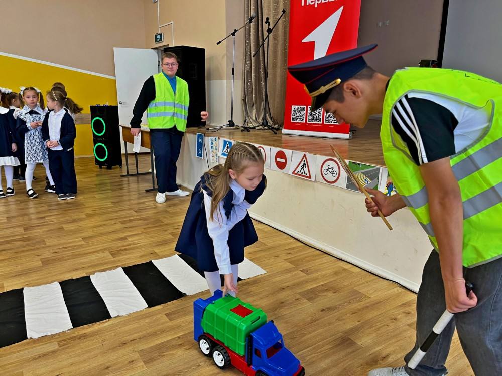 Сотрудники Госавтоинспекции Шемышейского района совместно с «Движением Первых» и отрядом «ТИГР» провели «посвящение в пешеходы» для первоклассников Шемышейской школы Сотрудники Госавтоинспекции Шемышейского района совместно с «Движением Первых» и отрядом «ТИГР» провели «посвящение в пешеходы» для первоклассников Шемышейской школы