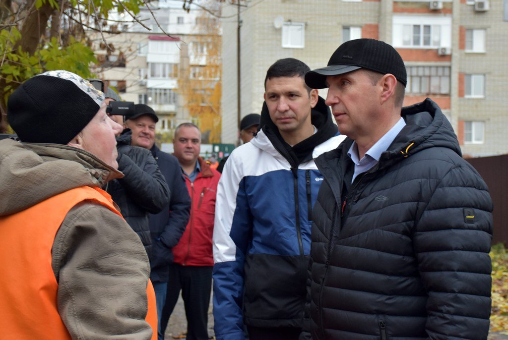 Олег Денисов проверил состояние благоустройства дворовых территорий на улице Карпинского