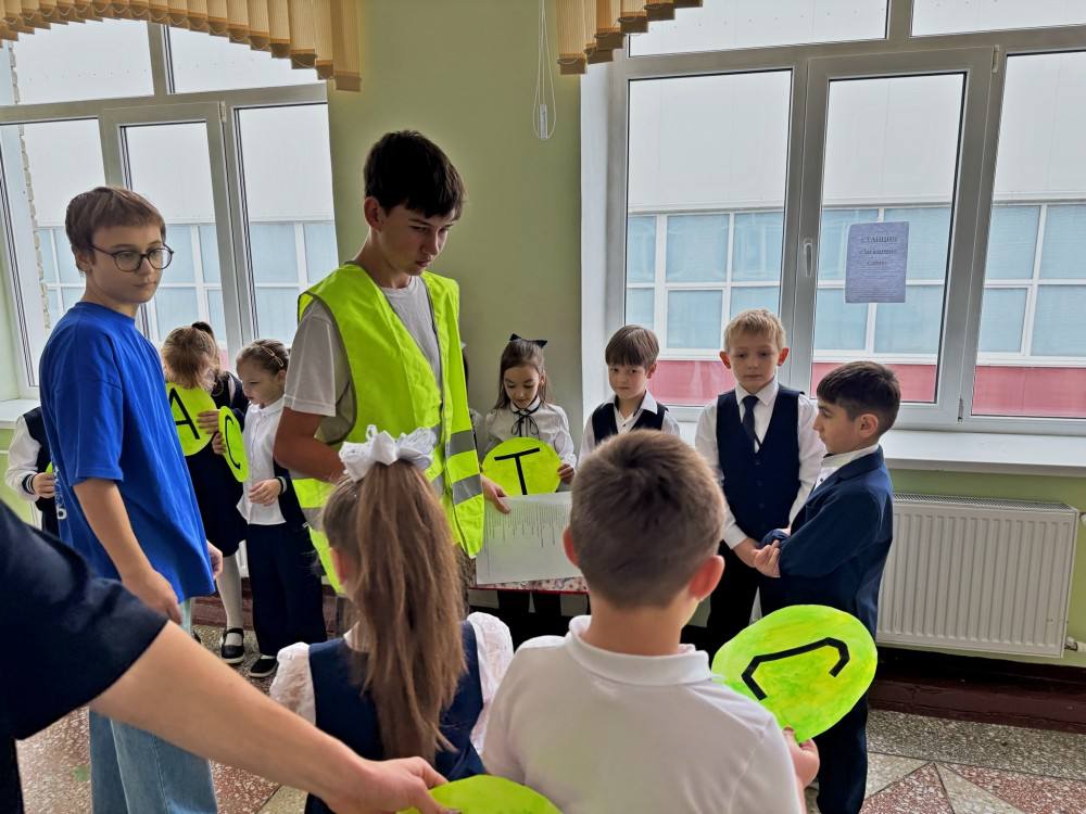 Сотрудники Госавтоинспекции Шемышейского района совместно с «Движением Первых» и отрядом «ТИГР» провели «посвящение в пешеходы» для первоклассников Шемышейской школы Сотрудники Госавтоинспекции Шемышейского района совместно с «Движением Первых» и отрядом «ТИГР» провели «посвящение в пешеходы» для первоклассников Шемышейской школы