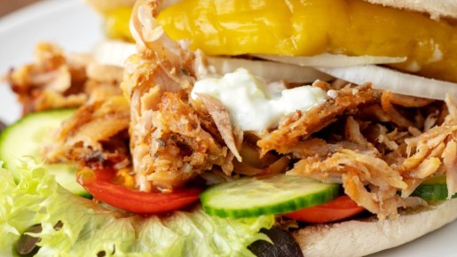 Никакого майонеза и кефира: домашняя шаурма станет идеальной из-за правильного соуса