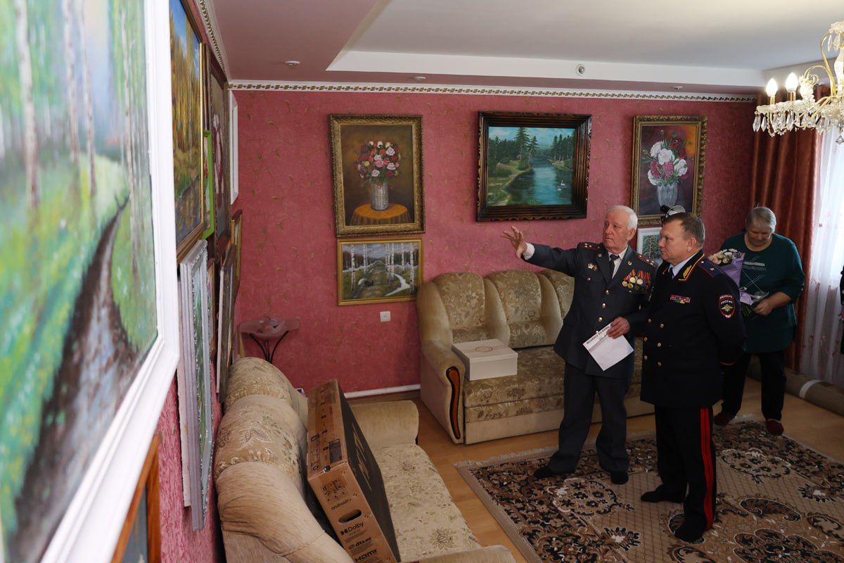 Начальник регионального УМВД поздравил с наступающим праздником ветерана органов внутренних дел и его семейную полицейскую династию Начальник регионального УМВД поздравил с наступающим праздником ветерана органов внутренних дел и его семейную полицейскую династию