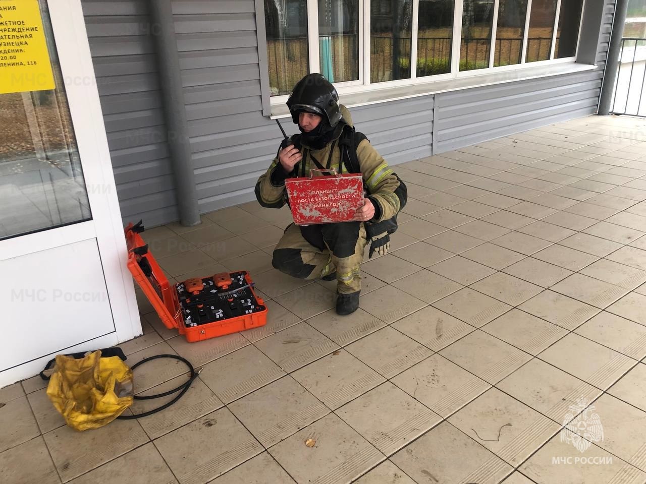 Пока дети отдыхают, пожарные тренируются Пока дети отдыхают, пожарные тренируются