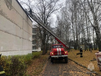Пока дети отдыхают, пожарные тренируются