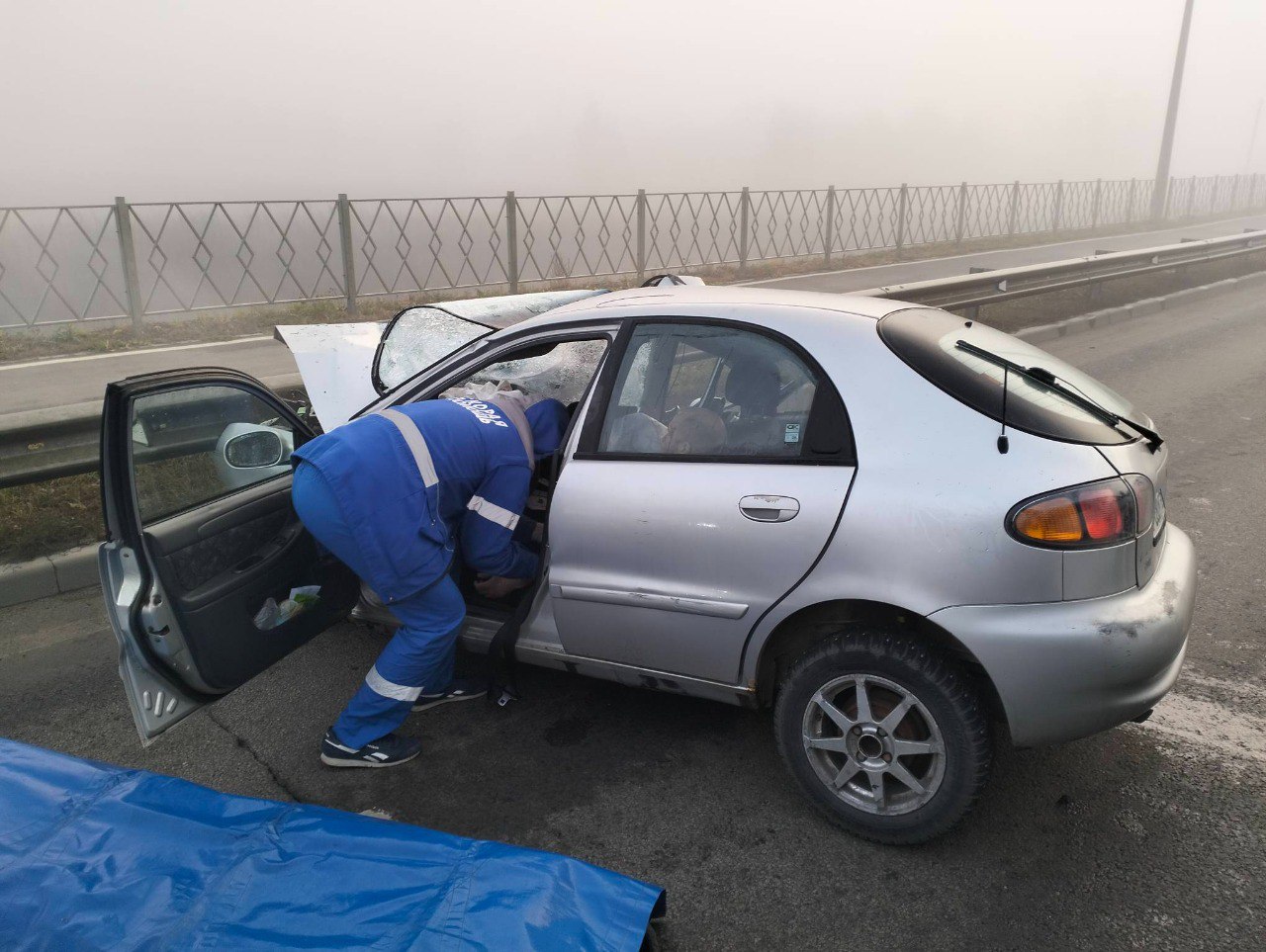 Утром в пятницу, 31 октября, на мосту в районе улицы 40 лет Октября столкнулись фура и легковой автомобиль Утром в пятницу, 31 октября, на мосту в районе улицы 40 лет Октября столкнулись фура и легковой автомобиль