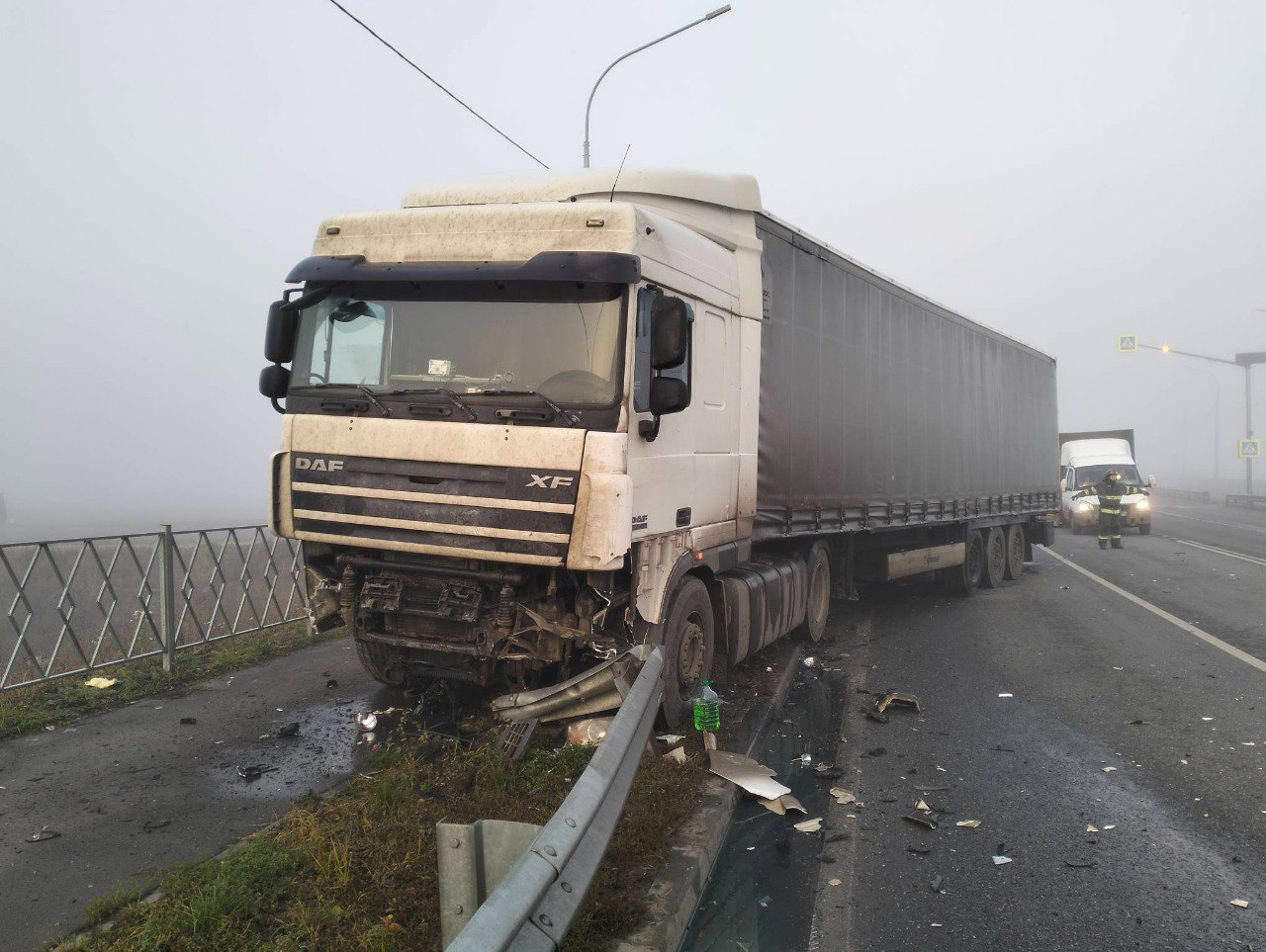 Утром в пятницу, 31 октября, на мосту в районе улицы 40 лет Октября столкнулись фура и легковой автомобиль Утром в пятницу, 31 октября, на мосту в районе улицы 40 лет Октября столкнулись фура и легковой автомобиль
