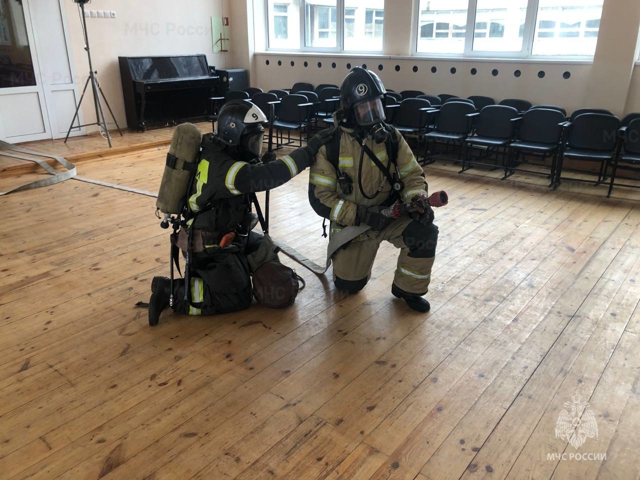 Пока дети отдыхают, пожарные тренируются Пока дети отдыхают, пожарные тренируются