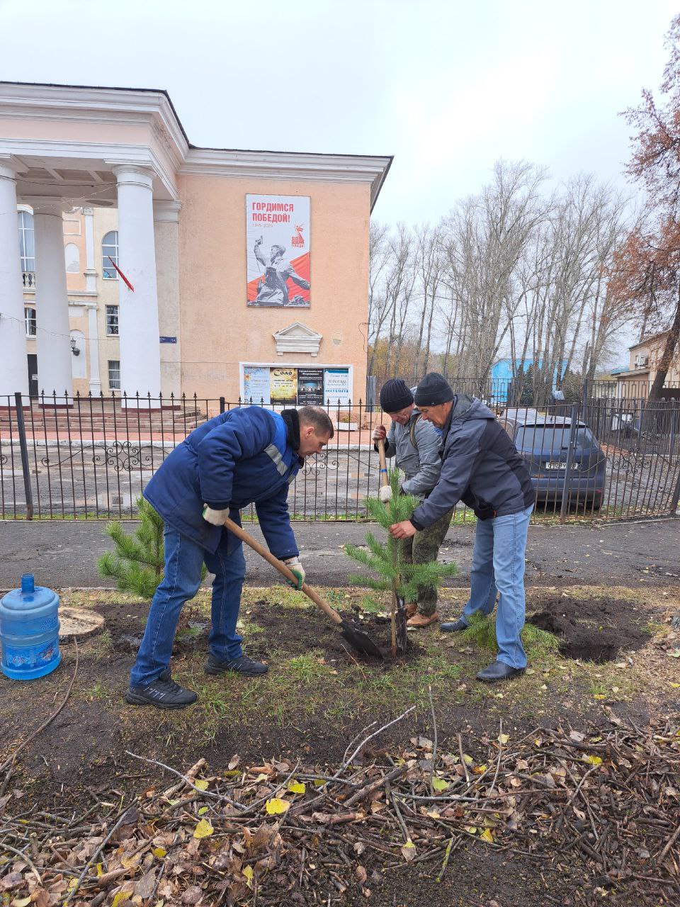 В ЦХИ посадили сосновую аллею в честь главного Деда Мороза города В ЦХИ посадили сосновую аллею в честь главного Деда Мороза города