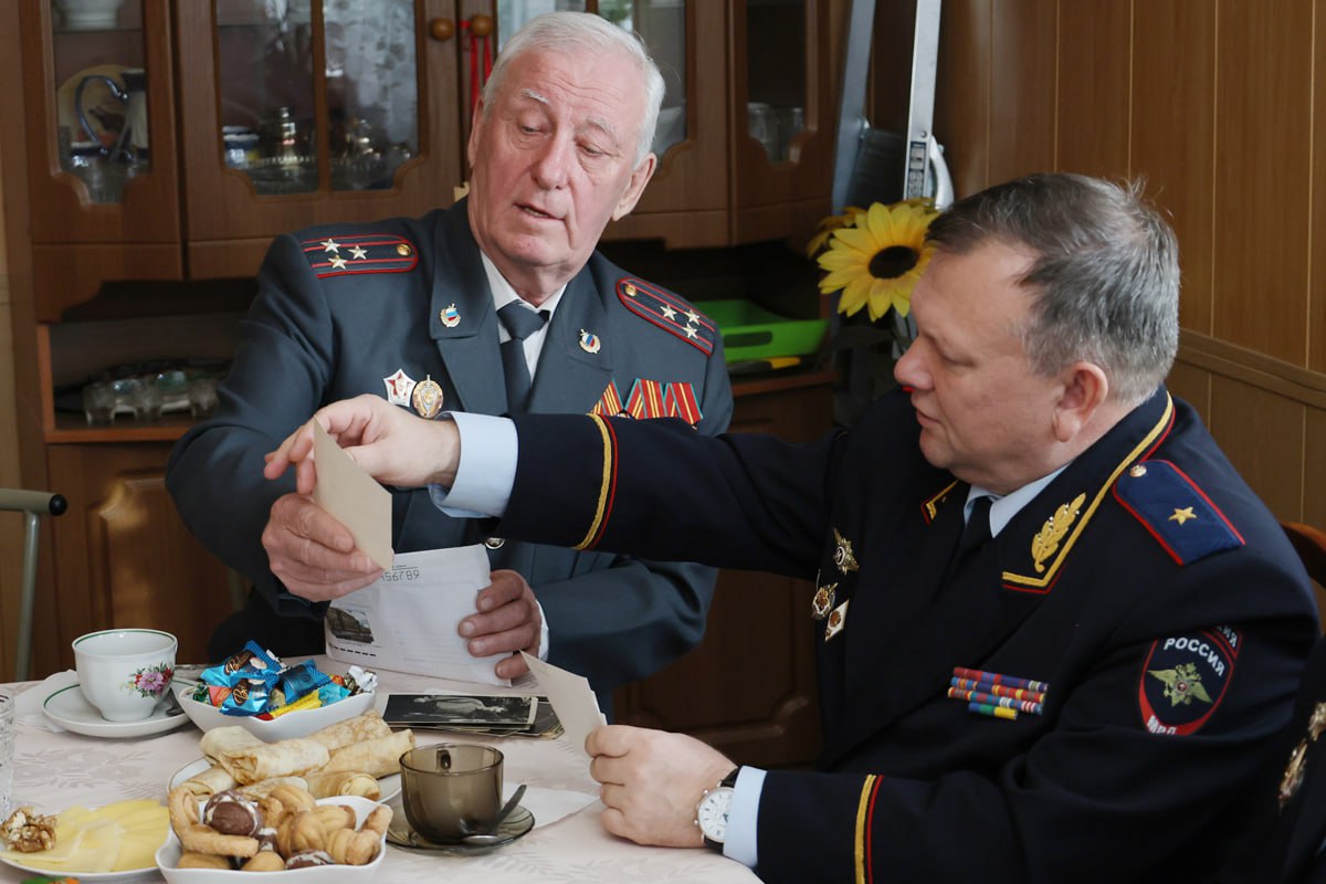 Начальник регионального УМВД поздравил с наступающим праздником ветерана органов внутренних дел и его семейную полицейскую династию Начальник регионального УМВД поздравил с наступающим праздником ветерана органов внутренних дел и его семейную полицейскую династию