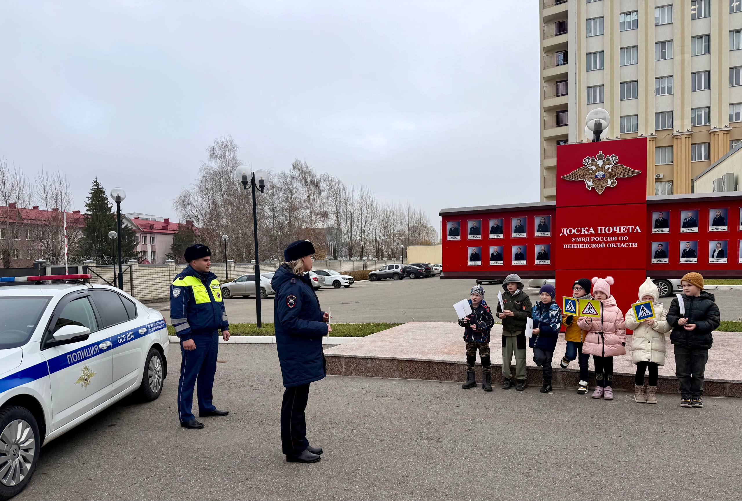 Маленькие гости из детского сада «Спутник» побывали на встрече с сотрудниками Управления МВД России по Пензенской области и Госавтоинспекцией Маленькие гости из детского сада «Спутник» побывали на встрече с сотрудниками Управления МВД России по Пензенской области и Госавтоинспекцией