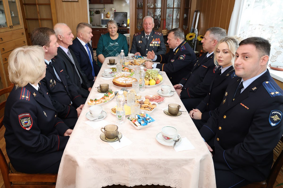 Начальник регионального УМВД поздравил с наступающим праздником ветерана органов внутренних дел и его семейную полицейскую династию Начальник регионального УМВД поздравил с наступающим праздником ветерана органов внутренних дел и его семейную полицейскую династию