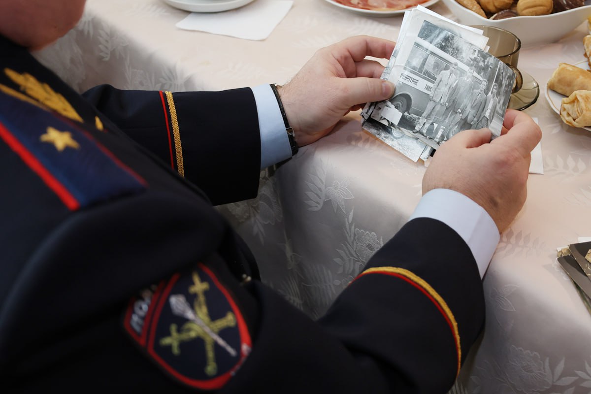 Начальник регионального УМВД поздравил с наступающим праздником ветерана органов внутренних дел и его семейную полицейскую династию Начальник регионального УМВД поздравил с наступающим праздником ветерана органов внутренних дел и его семейную полицейскую династию