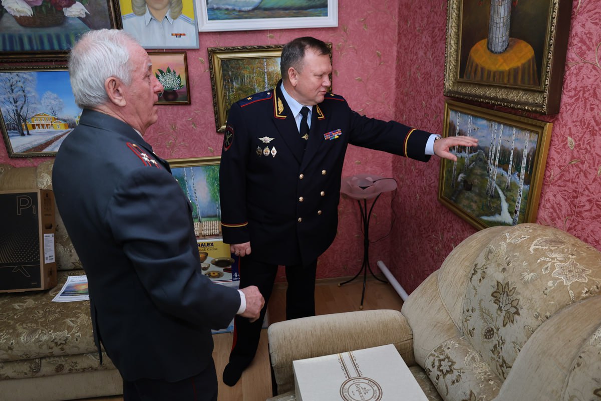 Начальник регионального УМВД поздравил с наступающим праздником ветерана органов внутренних дел и его семейную полицейскую династию Начальник регионального УМВД поздравил с наступающим праздником ветерана органов внутренних дел и его семейную полицейскую династию