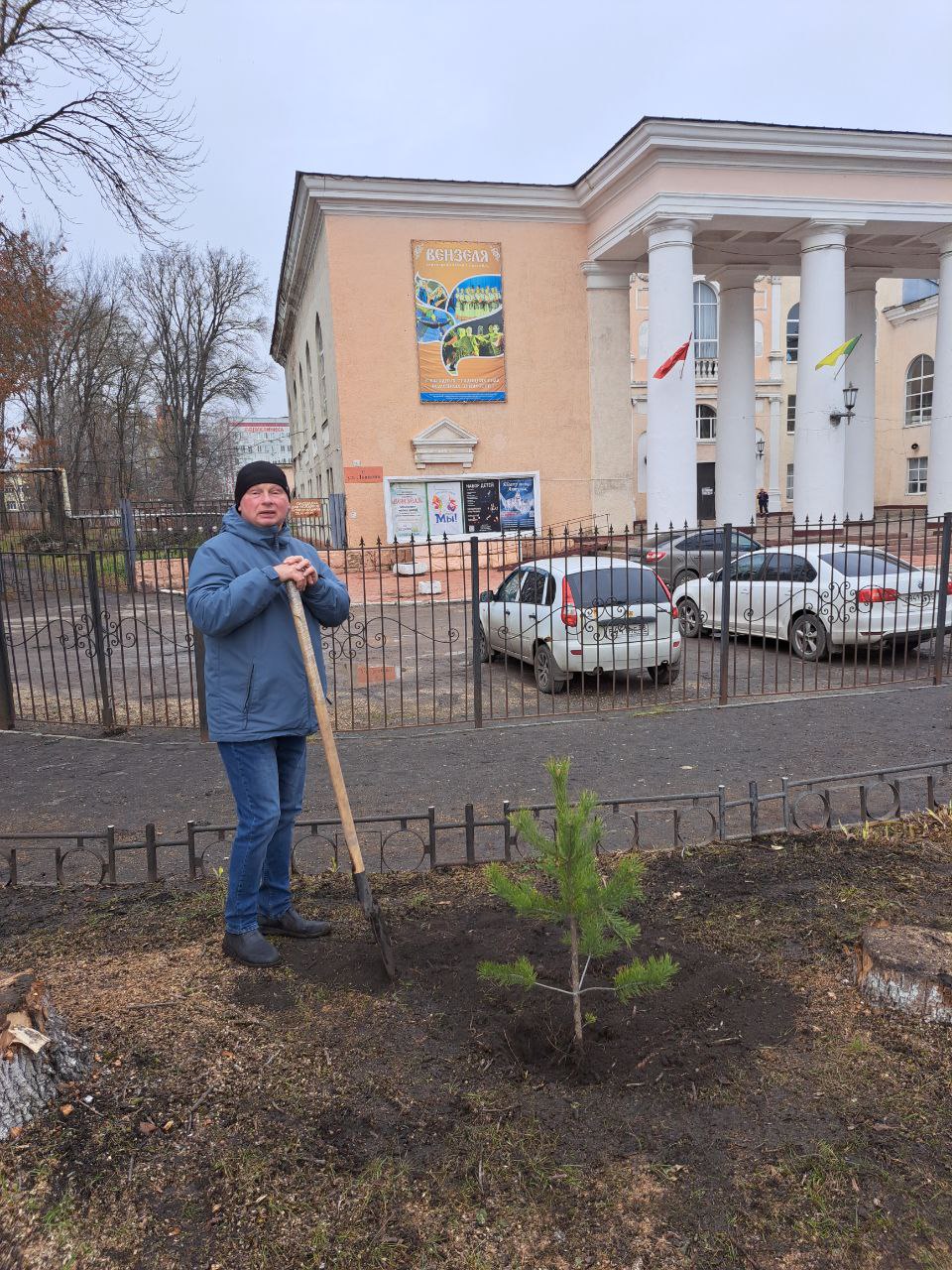 В ЦХИ посадили сосновую аллею в честь главного Деда Мороза города В ЦХИ посадили сосновую аллею в честь главного Деда Мороза города