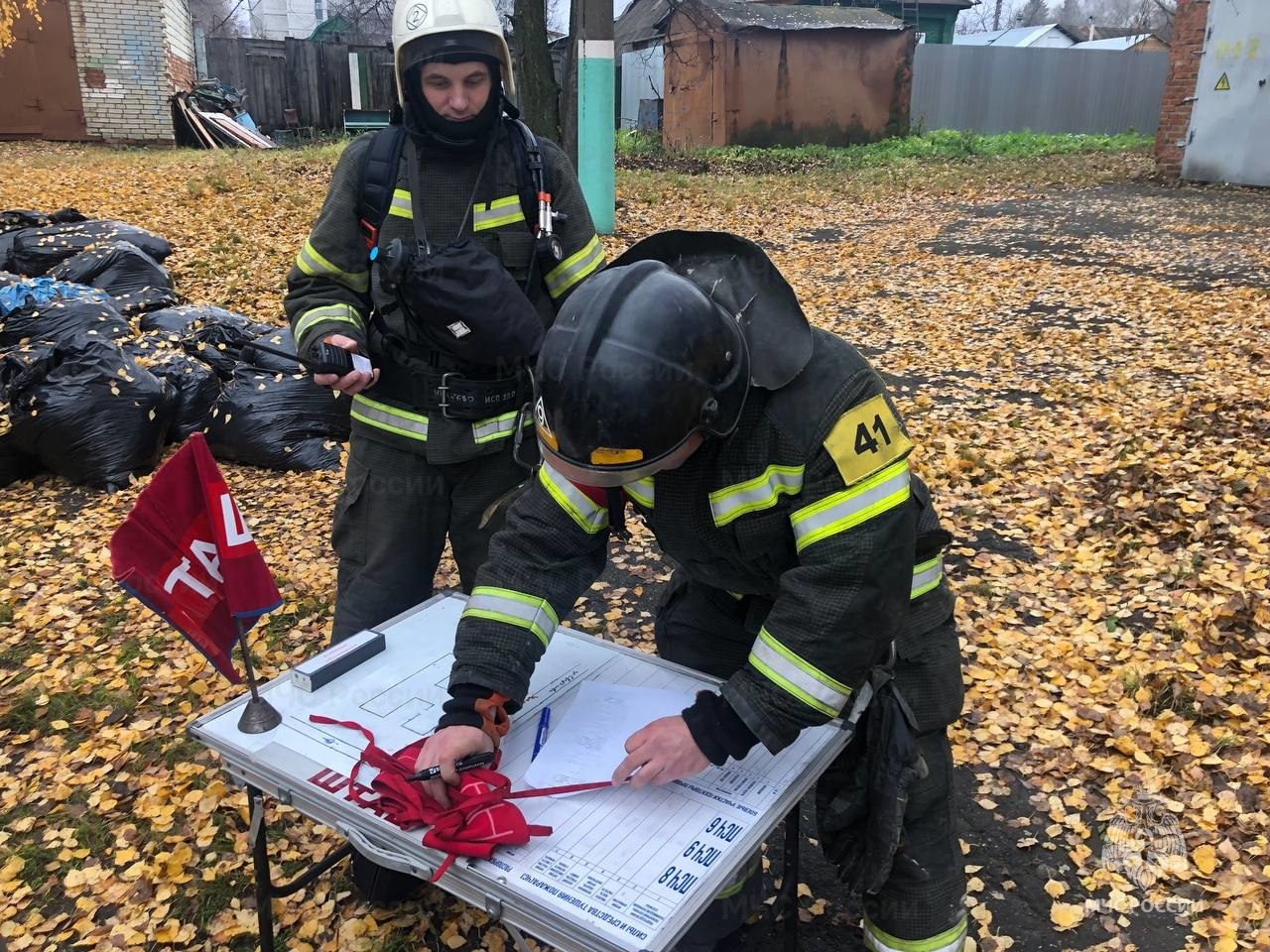 Пока дети отдыхают, пожарные тренируются Пока дети отдыхают, пожарные тренируются