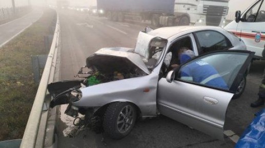 Утром в пятницу, 31 октября, на мосту в районе улицы 40 лет Октября столкнулись фура и легковой автомобиль