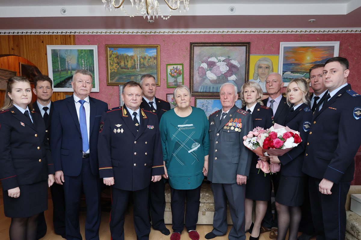 Начальник регионального УМВД поздравил с наступающим праздником ветерана органов внутренних дел и его семейную полицейскую династию Начальник регионального УМВД поздравил с наступающим праздником ветерана органов внутренних дел и его семейную полицейскую династию