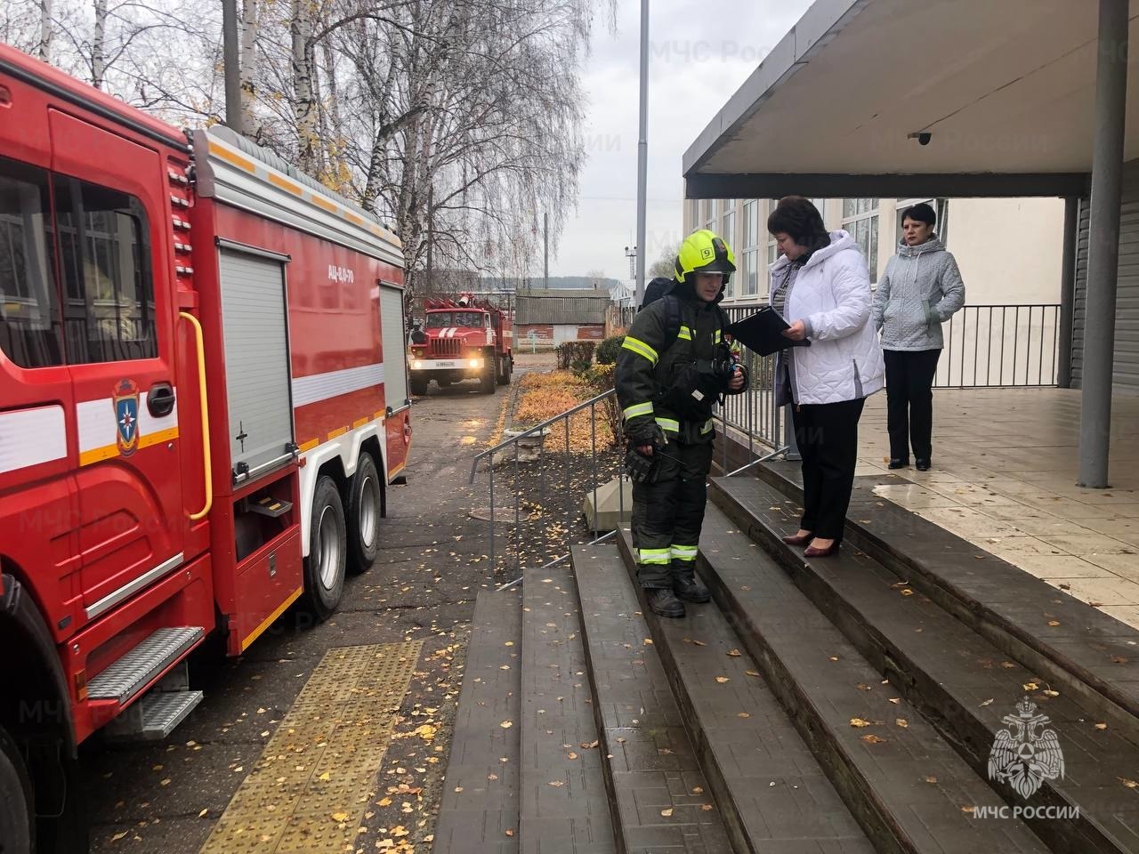 Пока дети отдыхают, пожарные тренируются Пока дети отдыхают, пожарные тренируются