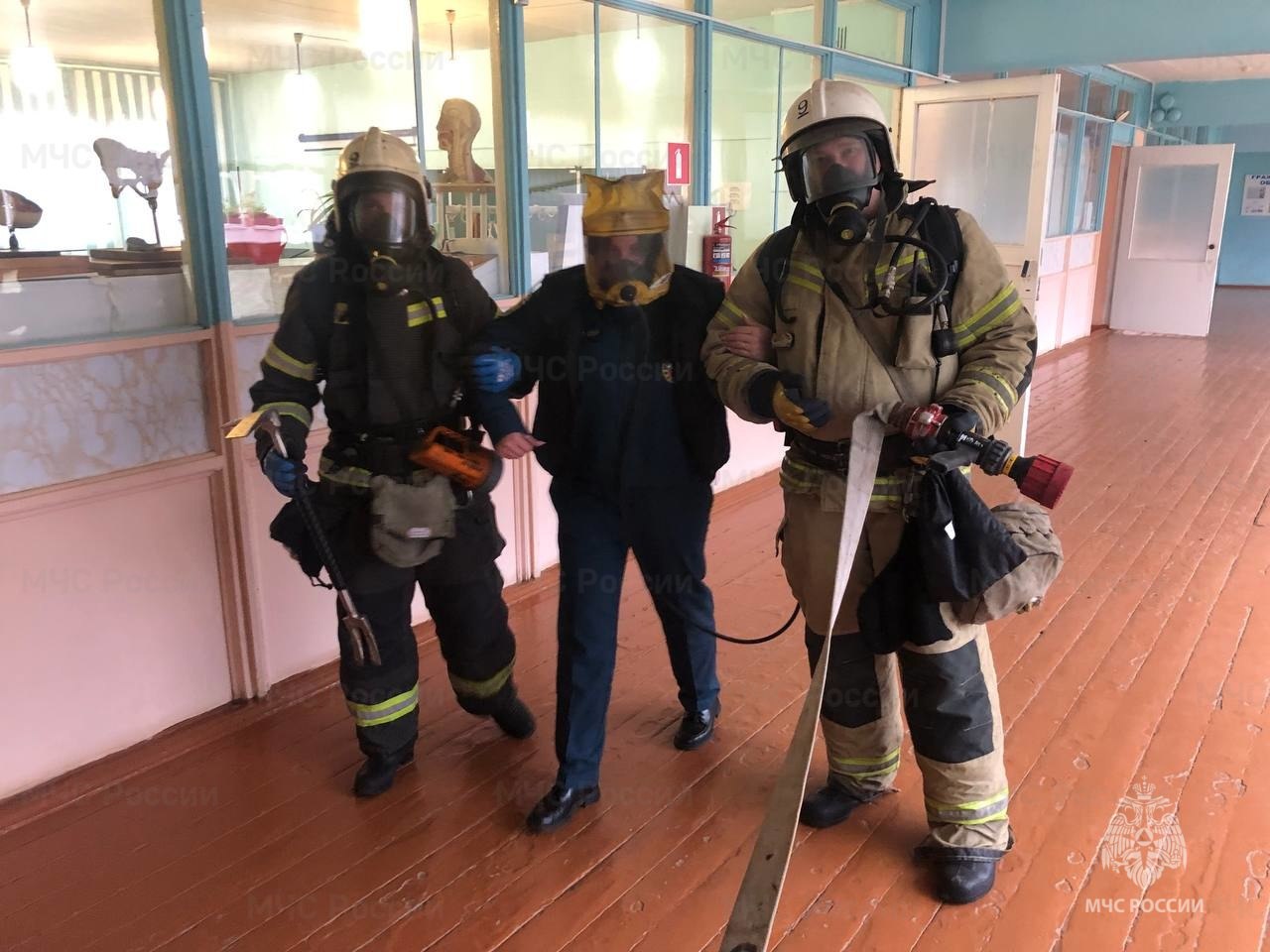 Пока дети отдыхают, пожарные тренируются Пока дети отдыхают, пожарные тренируются