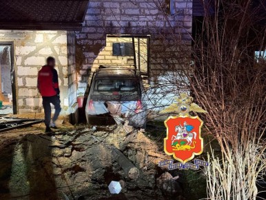 Автомобиль въехал в частный дом в Волоколамске, сообщает ГУ МВД по Московской области